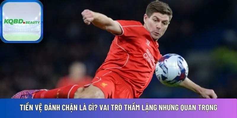 Tiền vệ đánh chặn là gì? Vai trò thầm lặng nhưng quan trọng